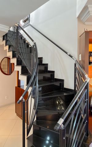 Apartamento à venda com 229m², 4 quartos e 3 vagas Apartamento à venda com 229m², 4 quartos e 3 vagasEscada - Cobertura