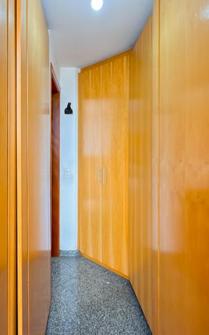 Apartamento à venda com 229m², 4 quartos e 3 vagas Apartamento à venda com 229m², 4 quartos e 3 vagasCloset da Suíte 2