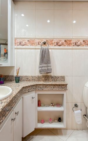 Apartamento à venda com 229m², 4 quartos e 3 vagas Apartamento à venda com 229m², 4 quartos e 3 vagasBanheiro da Suíte 2