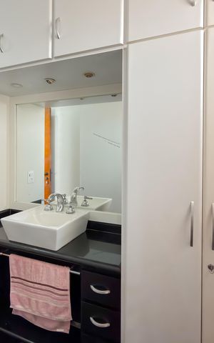 Apartamento à venda com 229m², 4 quartos e 3 vagas Apartamento à venda com 229m², 4 quartos e 3 vagasBanheiro da Suíte 1