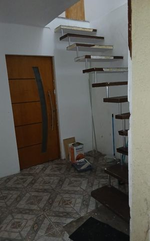 Casa à venda com 240m², 6 quartos e 1 vaga Casa à venda com 240m², 6 quartos e 1 vagaEscada