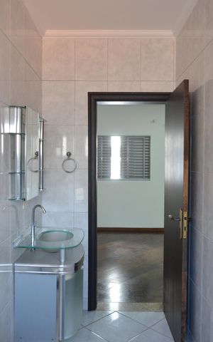 Casa à venda com 274m², 3 quartos e 4 vagasBanheiro da Suíte 2