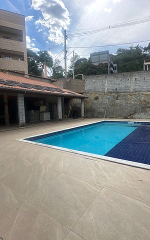 Casa à venda com 300m², 4 quartos e 8 vagas Casa à venda com 300m², 4 quartos e 8 vagasPiscina
