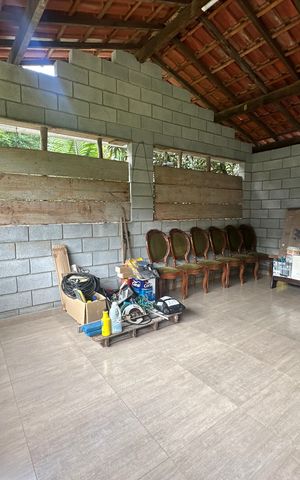 Casa à venda com 300m², 4 quartos e 8 vagas Casa à venda com 300m², 4 quartos e 8 vagasSala