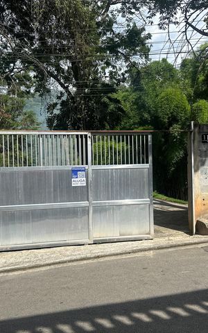 Casa à venda com 300m², 4 quartos e 8 vagas Casa à venda com 300m², 4 quartos e 8 vagasFachada