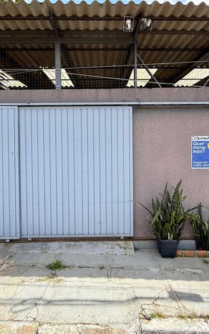 Casa à venda com 200m², 6 quartos e 1 vaga Casa à venda com 200m², 6 quartos e 1 vagaFachada