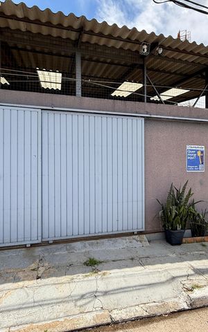 Casa à venda com 200m², 6 quartos e 1 vaga Casa à venda com 200m², 6 quartos e 1 vagaFachada