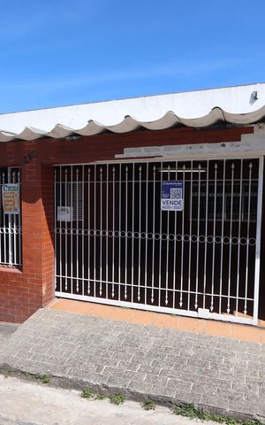 Casa à venda com 250m², 6 quartos e 3 vagasFachada