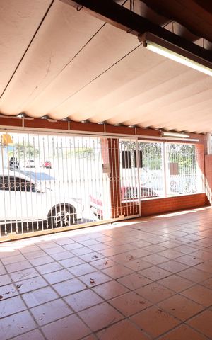 Casa à venda com 250m², 6 quartos e 3 vagasBanheiro do Quintal