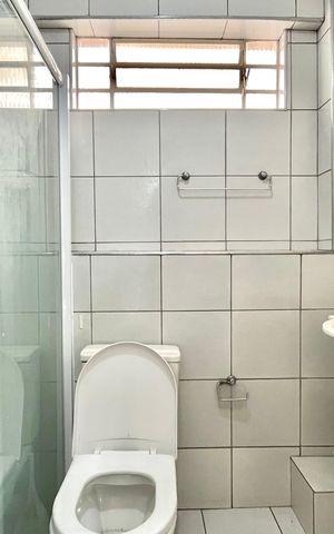 Casa à venda com 300m², 5 quartos e 2 vagas Casa à venda com 300m², 5 quartos e 2 vagasBanheiro 1