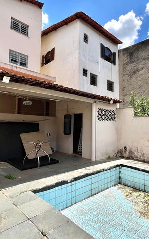 Casa à venda com 300m², 5 quartos e 2 vagas Casa à venda com 300m², 5 quartos e 2 vagasPiscina