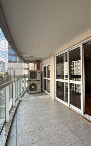 Apartamento à venda com 130m², 3 quartos e 3 vagas Apartamento à venda com 130m², 3 quartos e 3 vagasVaranda