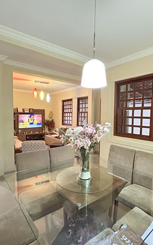 Casa à venda com 180m², 6 quartos e 2 vagas