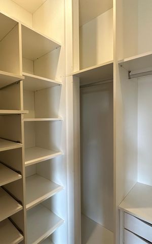 Casa de condomínio para alugar com 470m², 4 quartos e 4 vagas Casa de condomínio para alugar com 470m², 4 quartos e 4 vagasCloset da suíte 4