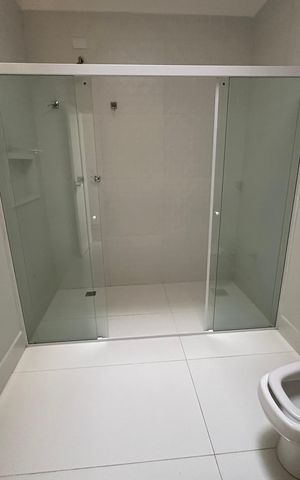 Casa de condomínio para alugar com 470m², 4 quartos e 4 vagas Casa de condomínio para alugar com 470m², 4 quartos e 4 vagasBanheiro da Suíte 1