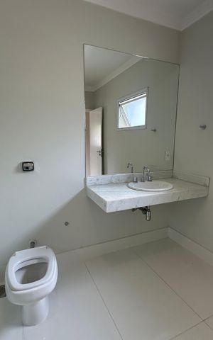 Casa de condomínio para alugar com 470m², 4 quartos e 4 vagas Casa de condomínio para alugar com 470m², 4 quartos e 4 vagasBanheiro da Suíte 3