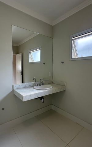 Casa de condomínio para alugar com 470m², 4 quartos e 4 vagas Casa de condomínio para alugar com 470m², 4 quartos e 4 vagasBanheiro da Suíte 3