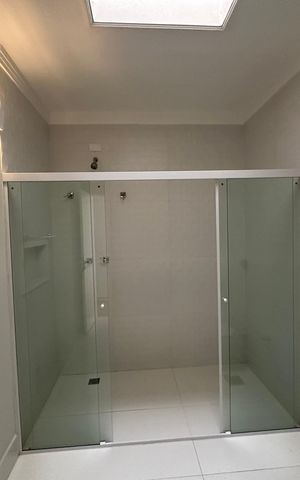 Casa de condomínio para alugar com 470m², 4 quartos e 4 vagas Casa de condomínio para alugar com 470m², 4 quartos e 4 vagasBanheiro da Suíte 1