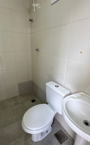 Casa de condomínio para alugar com 470m², 4 quartos e 4 vagas Casa de condomínio para alugar com 470m², 4 quartos e 4 vagasBanheiro de serviço