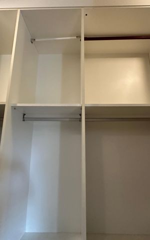 Casa de condomínio para alugar com 470m², 4 quartos e 4 vagas Casa de condomínio para alugar com 470m², 4 quartos e 4 vagasCloset da suíte 4