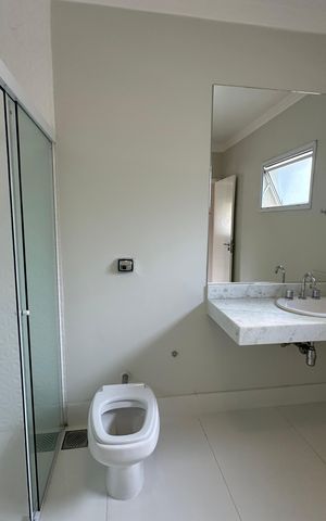 Casa de condomínio para alugar com 470m², 4 quartos e 4 vagas Casa de condomínio para alugar com 470m², 4 quartos e 4 vagasBanheiro da Suíte 3