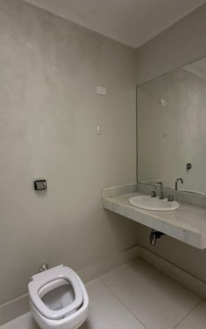 Casa de condomínio para alugar com 470m², 4 quartos e 4 vagas Casa de condomínio para alugar com 470m², 4 quartos e 4 vagasBanheiro da Suíte 1