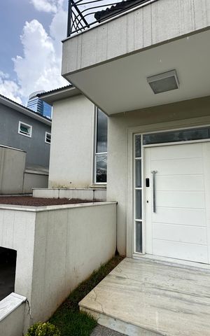 Casa de condomínio para alugar com 470m², 4 quartos e 4 vagas Casa de condomínio para alugar com 470m², 4 quartos e 4 vagasFachada
