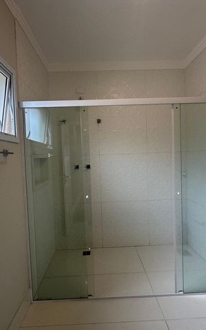 Casa de condomínio para alugar com 470m², 4 quartos e 4 vagas Casa de condomínio para alugar com 470m², 4 quartos e 4 vagasBanheiro da Suíte 4