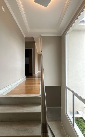 Casa de condomínio para alugar com 470m², 4 quartos e 4 vagas Casa de condomínio para alugar com 470m², 4 quartos e 4 vagasEscada