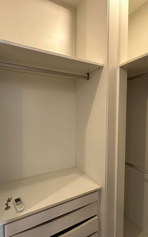 Casa de condomínio para alugar com 470m², 4 quartos e 4 vagas Casa de condomínio para alugar com 470m², 4 quartos e 4 vagasCloset da suíte 4