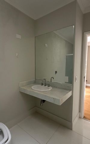 Casa de condomínio para alugar com 470m², 4 quartos e 4 vagas Casa de condomínio para alugar com 470m², 4 quartos e 4 vagasBanheiro da Suíte 1