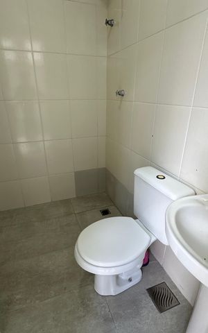 Casa de condomínio para alugar com 470m², 4 quartos e 4 vagas Casa de condomínio para alugar com 470m², 4 quartos e 4 vagasBanheiro de serviço
