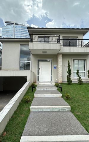 Casa de condomínio para alugar com 470m², 4 quartos e 4 vagas Casa de condomínio para alugar com 470m², 4 quartos e 4 vagasFachada