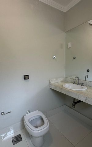 Casa de condomínio para alugar com 470m², 4 quartos e 4 vagas Casa de condomínio para alugar com 470m², 4 quartos e 4 vagasBanheiro da Suíte 4