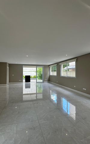 Casa de condomínio para alugar com 470m², 4 quartos e 4 vagas Casa de condomínio para alugar com 470m², 4 quartos e 4 vagasSala