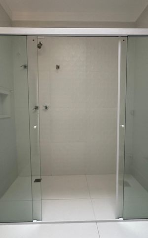 Casa de condomínio para alugar com 470m², 4 quartos e 4 vagas Casa de condomínio para alugar com 470m², 4 quartos e 4 vagasBanheiro da Suíte 1