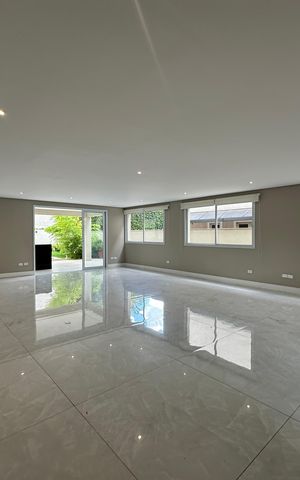 Casa de condomínio para alugar com 470m², 4 quartos e 4 vagas Casa de condomínio para alugar com 470m², 4 quartos e 4 vagasSala