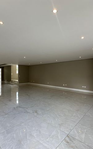Casa de condomínio para alugar com 470m², 4 quartos e 4 vagas Casa de condomínio para alugar com 470m², 4 quartos e 4 vagasSala