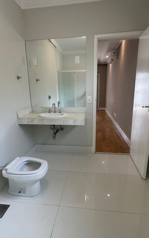 Casa de condomínio para alugar com 470m², 4 quartos e 4 vagas Casa de condomínio para alugar com 470m², 4 quartos e 4 vagasBanheiro da Suíte 4