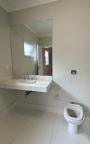 Casa de condomínio para alugar com 470m², 4 quartos e 4 vagas Casa de condomínio para alugar com 470m², 4 quartos e 4 vagasBanheiro da Suíte 2
