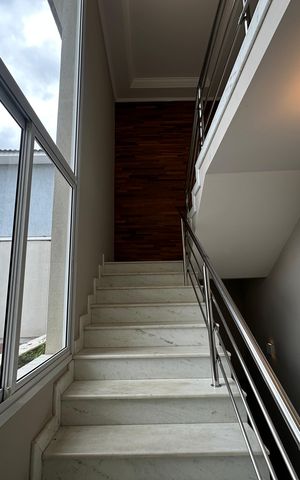 Casa de condomínio para alugar com 470m², 4 quartos e 4 vagas Casa de condomínio para alugar com 470m², 4 quartos e 4 vagasEscada
