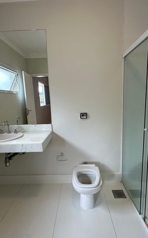 Casa de condomínio para alugar com 470m², 4 quartos e 4 vagas Casa de condomínio para alugar com 470m², 4 quartos e 4 vagasBanheiro da Suíte 2