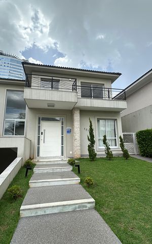 Casa de condomínio para alugar com 470m², 4 quartos e 4 vagas Casa de condomínio para alugar com 470m², 4 quartos e 4 vagasFachada