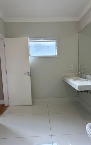 Casa de condomínio para alugar com 470m², 4 quartos e 4 vagas Casa de condomínio para alugar com 470m², 4 quartos e 4 vagasBanheiro da Suíte 2
