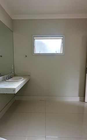 Casa de condomínio para alugar com 470m², 4 quartos e 4 vagas Casa de condomínio para alugar com 470m², 4 quartos e 4 vagasBanheiro da Suíte 3