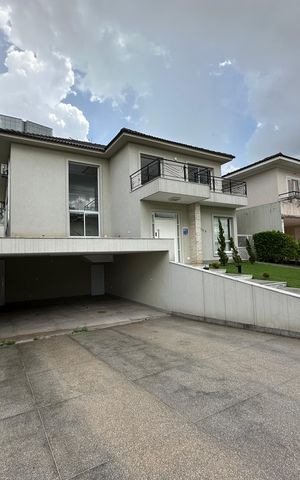 Casa de condomínio para alugar com 470m², 4 quartos e 4 vagas Casa de condomínio para alugar com 470m², 4 quartos e 4 vagasGaragem