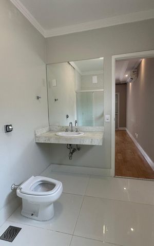 Casa de condomínio para alugar com 470m², 4 quartos e 4 vagas Casa de condomínio para alugar com 470m², 4 quartos e 4 vagasBanheiro da Suíte 4
