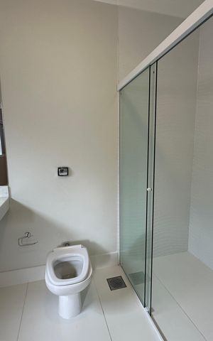 Casa de condomínio para alugar com 470m², 4 quartos e 4 vagas Casa de condomínio para alugar com 470m², 4 quartos e 4 vagasBanheiro da Suíte 2