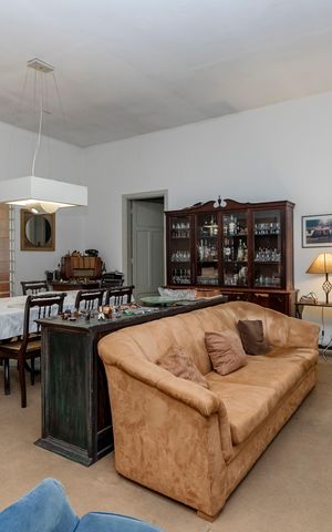 Casa à venda com 950m², 3 quartos e 3 vagas Casa à venda com 950m², 3 quartos e 3 vagasSala