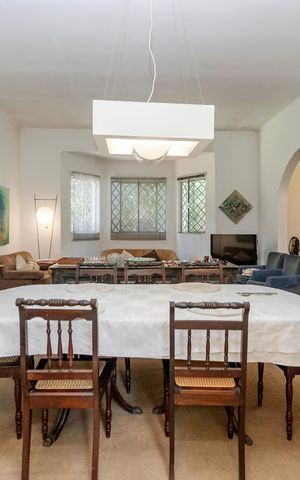 Casa à venda com 950m², 3 quartos e 3 vagas Casa à venda com 950m², 3 quartos e 3 vagasSala